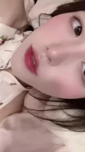 明明知道我在陪女朋友还一直发自慰视频给我让我快点回去操她