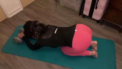 瑜伽裤巨乳少妇身材丰腴无毛鲍鱼粉嫩菊花塞着肛塞