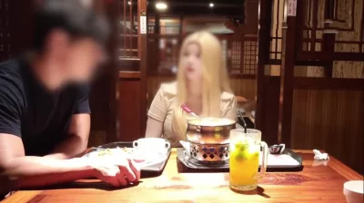 这妹子是真的骚的不行，因为男友没法满足自己！就出来约炮，“所以你有男